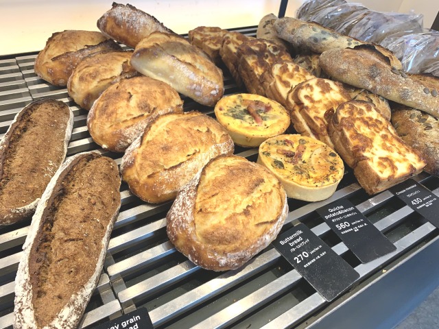 ハニーグレインライブレッド、バターミルクブレッド、ポテトとベーコンのキッシュ