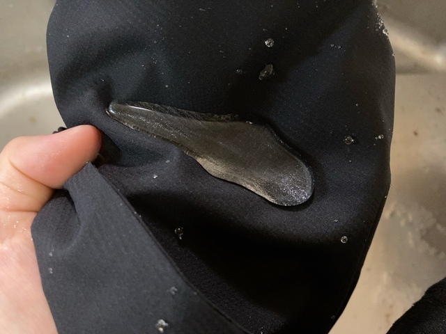 【ワークマン レディース高撥水シェルワンピースコート】水をかけると驚くほどスルッと流れ落ちました！