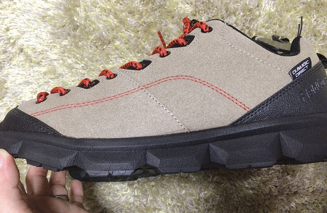 【ワークマン DIA高撥水シューズ アーバンハイク】靴底はゴツゴツしていて山道も滑りづらい