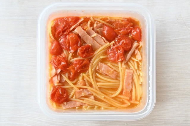 【フレッシュトマトとベーコンのパスタ】かき混ぜてできあがり！