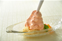 泡で食べる、トマトにバジルが香る夏らしい冷製パスタ