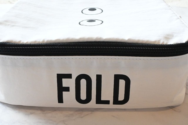 【ユニクロ×ANYA HINDMARCH「スクエアポーチ」】側面に書かれた「FOLD(=収納)」の文字