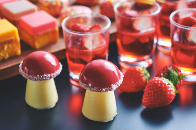 「ストロベリーマッシュルーム」＜期間：2026年2月25日～5月6日＞【おもちゃ箱みたいなカラフルスイーツが並ぶ「ストロベリースイーツビュッフェ」コンラッド大阪で毎日開催！】