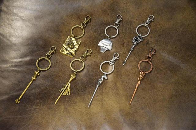 メタルチャーム　1,980円(税込)　商品サイズ：約115mmから約165mm　全7種　　※お一人様各2点まで。