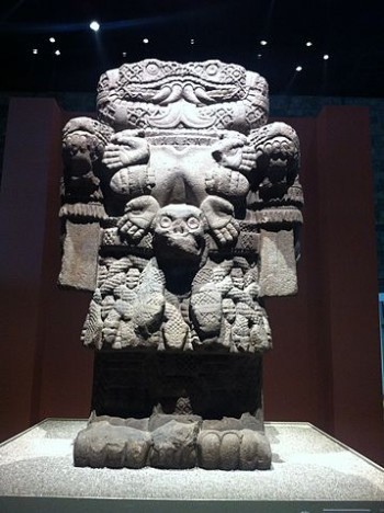 コアトリクエ像(メキシコ国立人類学博物館蔵)