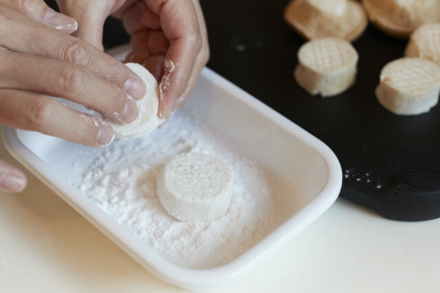 【ホタテどっち】片栗粉を薄くまぶす。