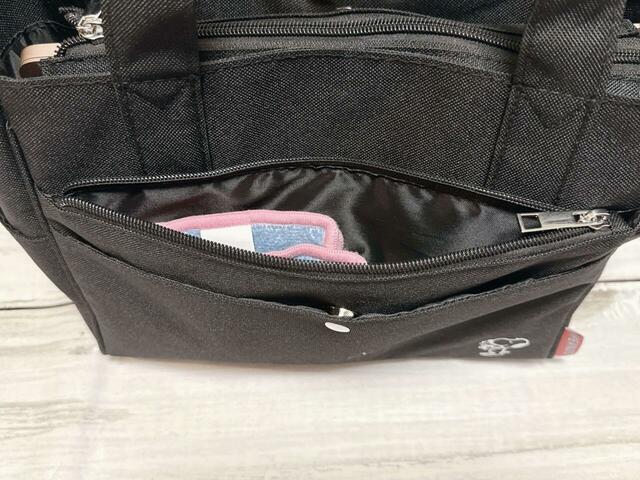 フロントのファスナーポケットにはハンカチタオルを収納