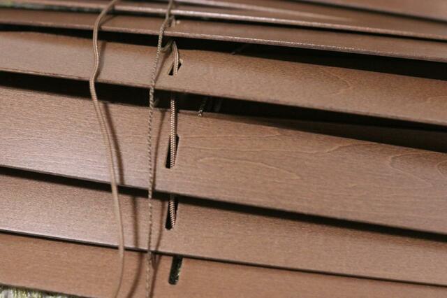 【ニトリ 木製ブラインド(ヴェントMBR 60x138)】紐や金具なども羽根と同じ色に統一されています