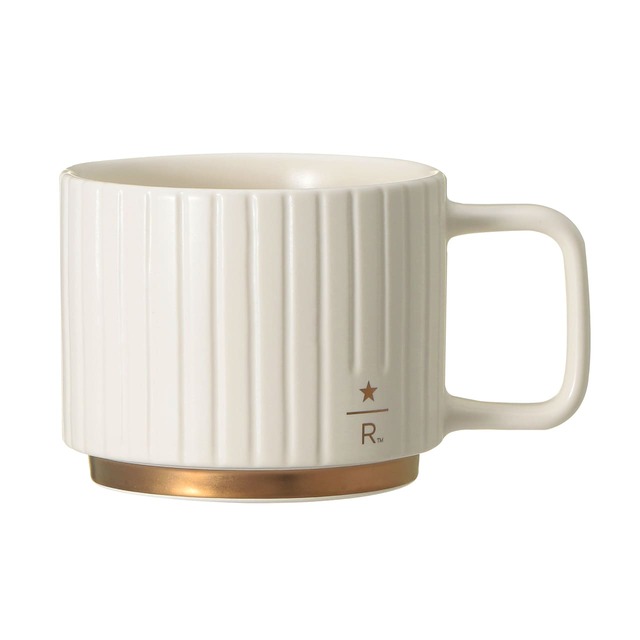 【スターバックス リザーブ® ロースタリー 東京 新商品】スターバックス リザーブ® ストライプマグ ホワイト　355ml　￥3,600／ゴールドのボトムとストライプのデザインが印象的なマグカップ