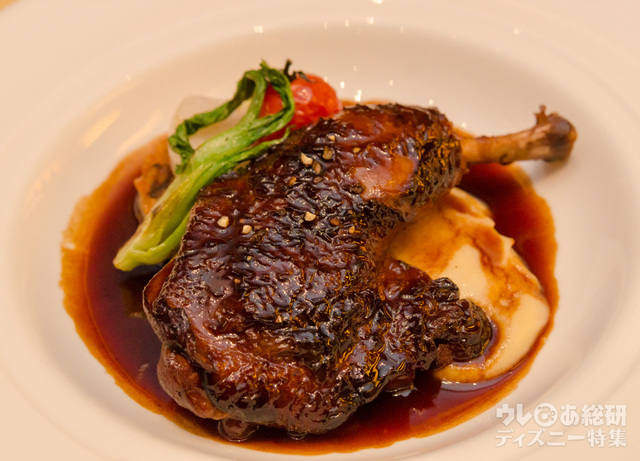 鶏モモ肉の赤ワイン煮込み 茸の焼きリゾット添え｜ディズニーアンバサダーホテル「エンパイア・グリル」“クリスマス・ファンタジー”2016 エンパイア・ランチ