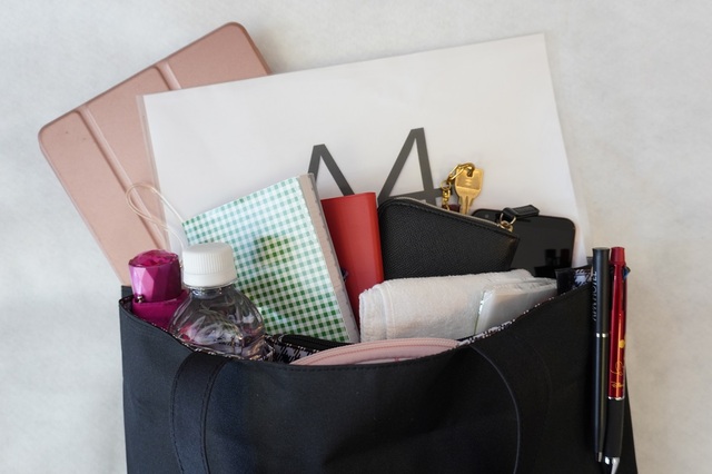 【『GLOW（グロー）4月号』付録「Aquascutum（アクアスキュータム）」トートバッグ】これだけのものをすべて収納できる