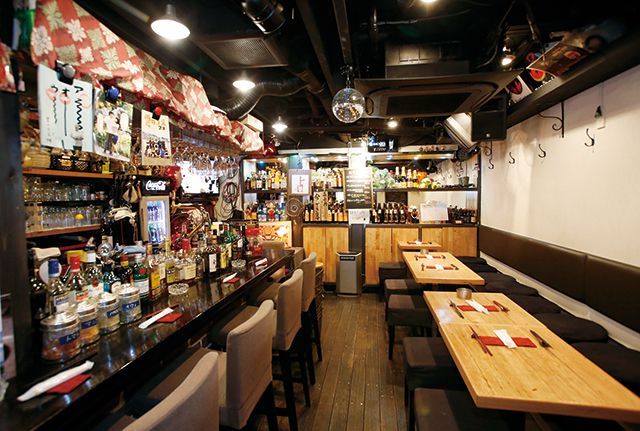 「焼きカレー」の名店／新宿三丁目・G’s Bar ジーズバー　内観