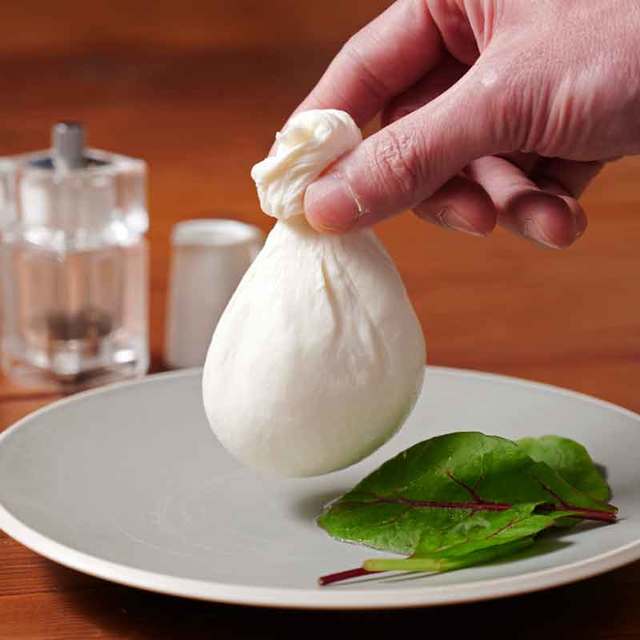 みなとみらい店では毎月2000個以上売れる自家製生ブッラータチーズ