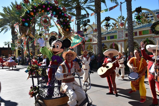 ミッキーも自転車で登場