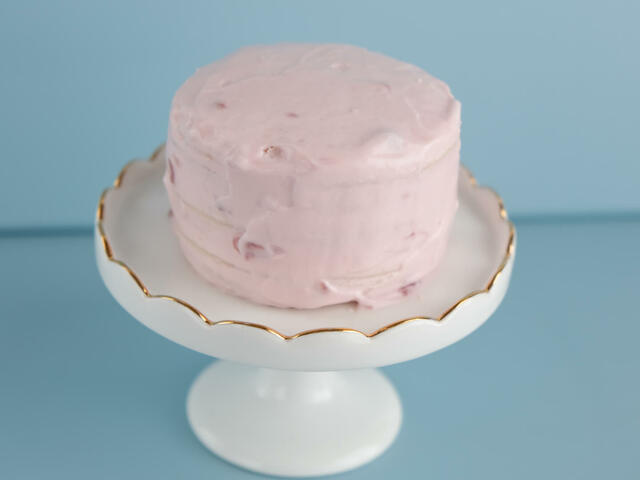 ヨーグルトにフルーツを混ぜれば、色のついたスマッシュケーキに！