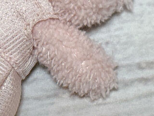 毛足の長いライトピンクのボア素材。よく見るとラメ糸が混じっているの、わかりますか？