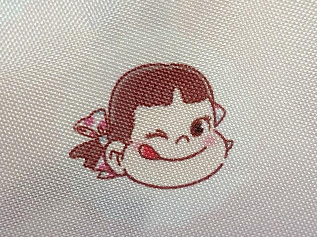 ウィンクをしている右向きのペコちゃんや…