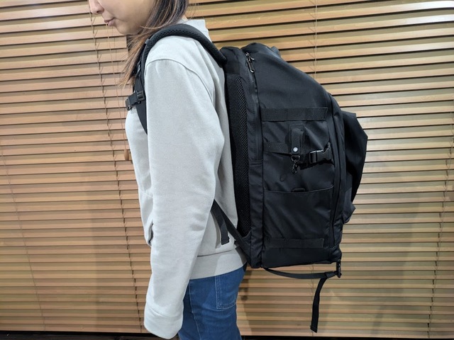 【ワークマン　アーバンライトバックパック】、両サイドにはドリンクや折りたたみ傘を入れられるポケットやバックル、ナスカンが配置されています