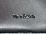 フロント下部には「Whim Gazette」の型押しロゴ入りで、さりげないアクセントに♪