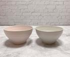 【ナチュラルキッチン】茶碗　飛鉋ピンク・ホワイト／各税込330円
