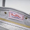 【『YOUNG&OLSEN The DRYGOODS STORE 2WAY SHOULDER BAG BOOK SILVER』（宝島社）】内側にブランドタグ入り