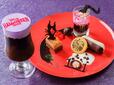 スペシャルデザートセット 2,280円｜東京ディズニーリゾート「ディズニー・ハロウィーン」スペシャルメニュー｜販売店舗：東京ディズニーランド「センターストリート・コーヒーハウス」｜販売期間：2025年9月16日（火）〜10月31日（金）