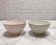 【ナチュラルキッチン】茶碗　飛鉋ピンク・ホワイト／各税込330円