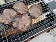 【AIDBAY　卓上カセットコンロ】網焼きはスモーキーな香ばしさを楽しめる