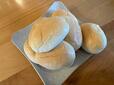 【ロピア 北海道産小麦の生ミルクパン】お皿に並べると伝わるこの白さとふわっとした丸みが特徴、焼き色がほとんどなく生地そのものの美しさが際立ちます◎