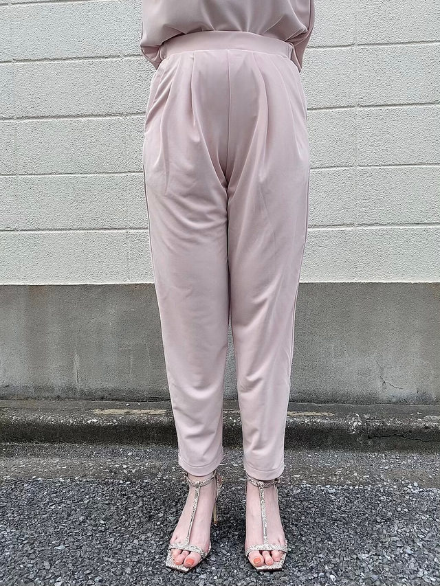 【UNIQLO（ユニクロ）】クレープジャージーテーパードパンツ（丈標準61.5〜63.5cm）／税込1,990円