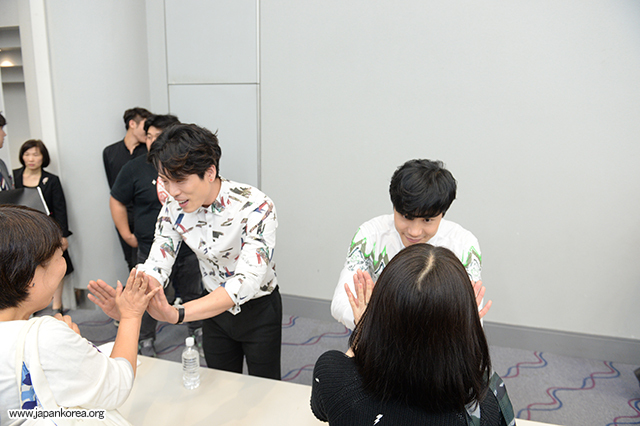 チャリティーハイタッチ＠「SHOW CHAMPION Special KMF2015」