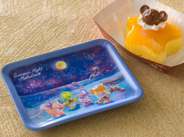 マンゴー&パッションフルーツムースケーキ、スーベニアプレート付き 1,070円|「ダッフィー&フレンズのサマーナイト・メロディー」スーベニア付きメニュー|東京ディズニーリゾート40周年“ドリームゴーラウンド”|販売期間:2023年7月3日(月)〜9月6日(水)|販売店舗:東京ディズニーシー「ミゲルズ・エルドラド・キャンティーナ」