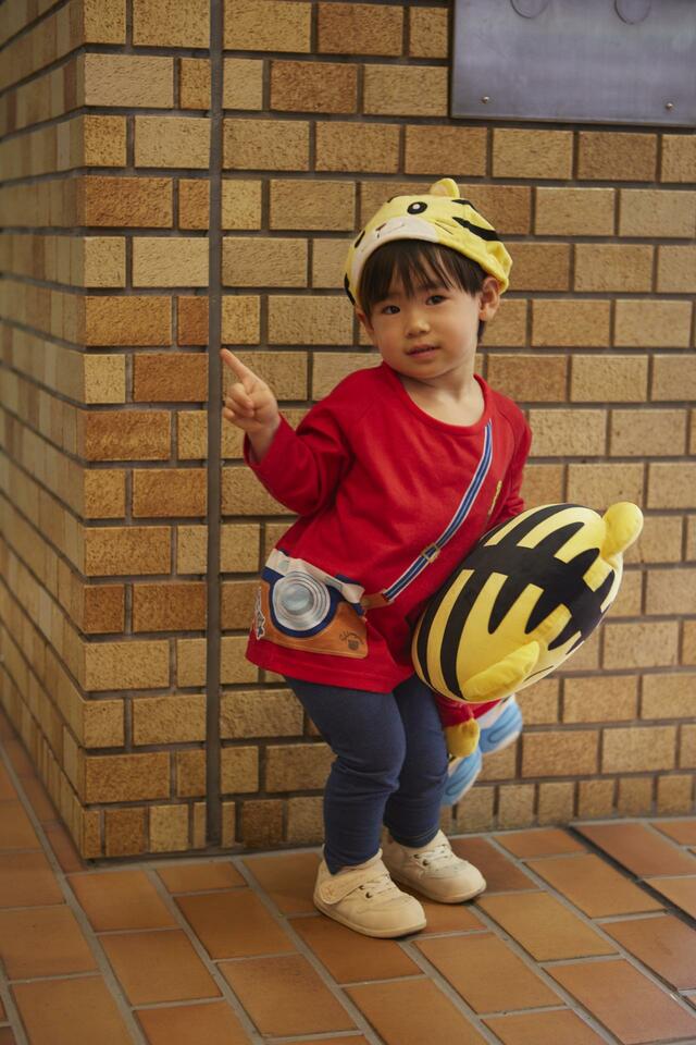 後ろに“しっぽ”のイラストが描かれた新作「しまじろうと おそろいロングTシャツ」。しまじろうコンサートグッズ通販では、新作含めたくさんのキュートなグッズを販売中！