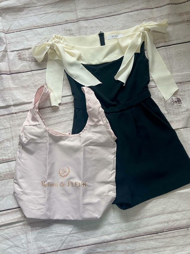 リボン付きのショートロンパースに合わせても浮かないデザインがうれしい！