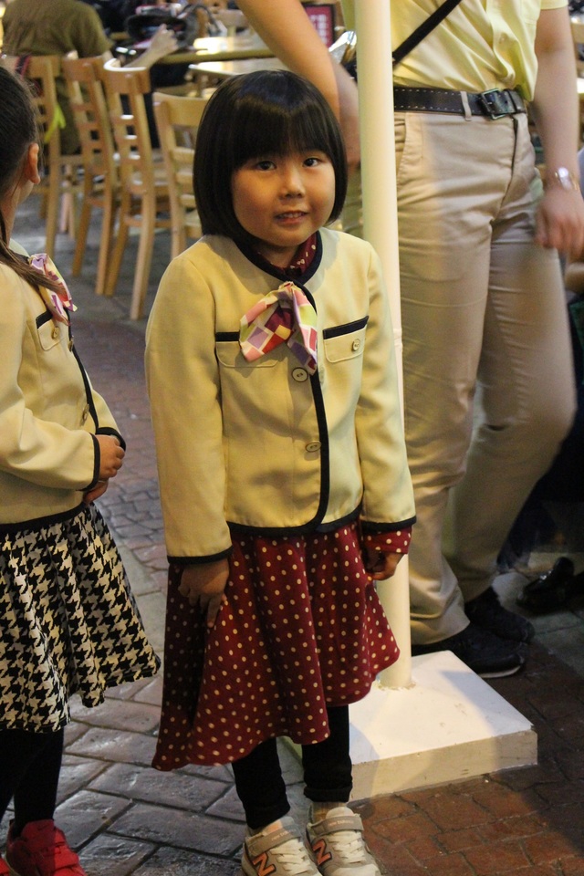 緊張した面持ちで、憧れのバスガイドに変身！