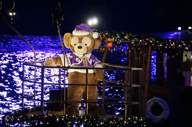 カラー・オブ・クリスマス　ダッフィーが登場