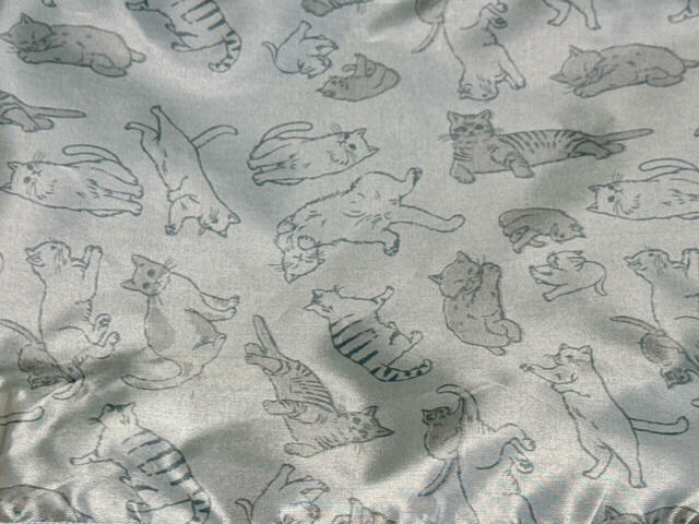 【カルディ ネコの日バッグ プレミアム／オリジナルバッグ】裏地にも注目！さまざまなポーズの猫たちの総柄プリントです♪