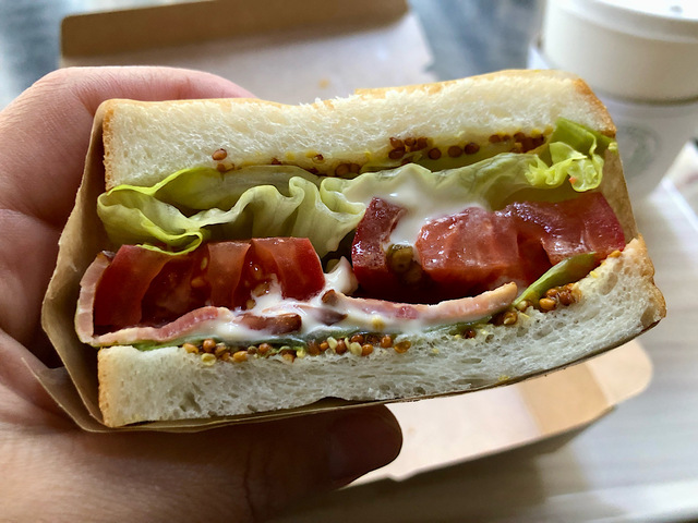 【マンダリン オリエンタル 東京　モーニングCセット（ベーコンレタス トマトのサンドイッチ）】ジューシーに焼かれたベーコンはほどよい塩気と旨味があり、シャキッとしたレタスの食感とフレッシュなトマトの甘みが重なり、口の中で爽やかなハーモニーを奏でます