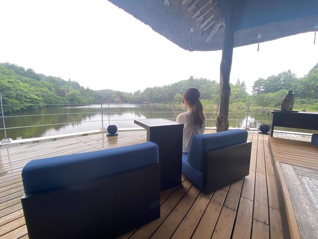 【星野リゾート 青森屋】「八幡馬ラウンジ」のテラス席