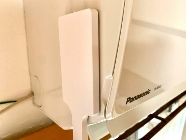 【山崎実業 フィルムフック エアコン 室内物干し ポールホルダー タワー】フィルムフックは貼るだけで取り付けがラク