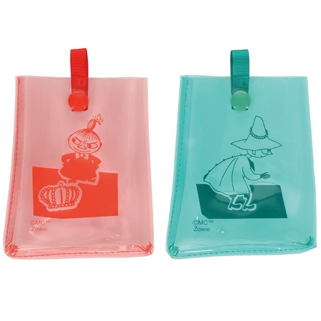 【ムーミンマーケット2023】クリアポーチ　（左）リトルミイ（右）スナフキン（タテ11.0×ヨコ8.0×マチ1.5cm）各￥1,320 ■会期：2023年6月22日（木）～7月5日（水）■会場：西武池袋本店7階＝催事場A ■入場料：無料