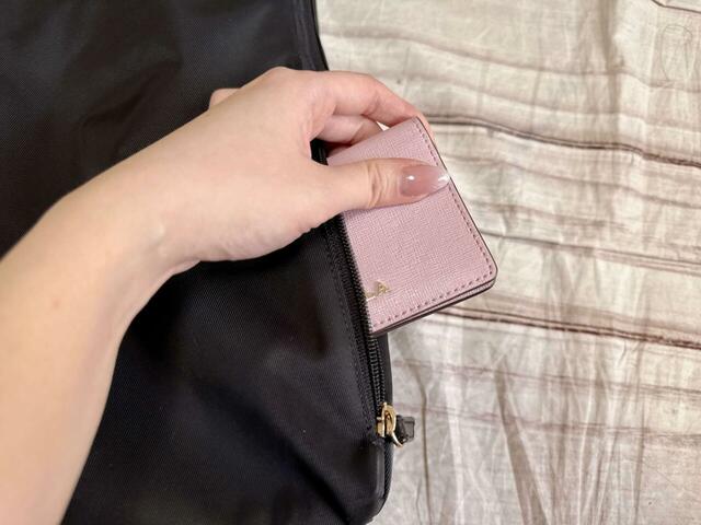 サイドポケットには名刺入れを収納