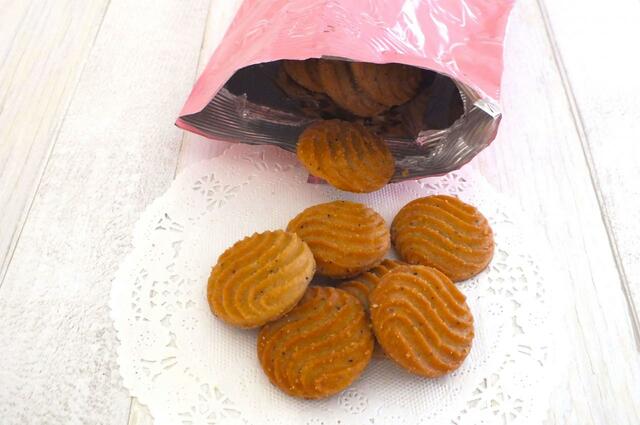 【カルディオリジナル ハロウィン黒ネコシェイプ缶】クッキーは直径35mmほど