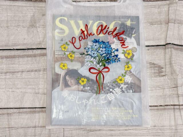 【PEACH JOHN×キャス キッドソン】「シアーエンブロイダリーバッグ」Aサイズが収納可能。今回はA4変形の雑誌を入れてみました