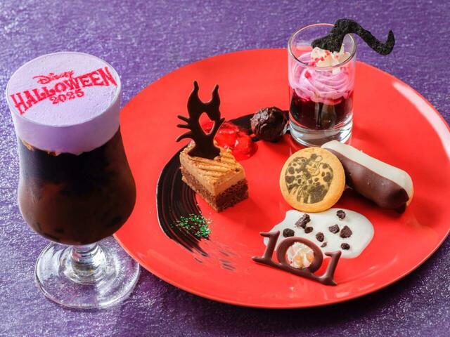 スペシャルデザートセット 2,280円｜東京ディズニーリゾート「ディズニー・ハロウィーン」スペシャルメニュー｜販売店舗：東京ディズニーランド「センターストリート・コーヒーハウス」｜販売期間：2025年9月16日（火）〜10月31日（金）
