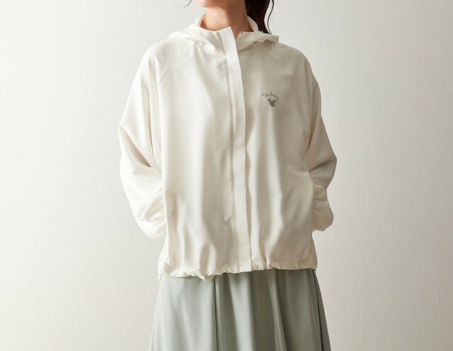 シアー素材のフード付きブルゾン［UVケア］「ミッキー＆ミニー」｜￥6,990 （税込）