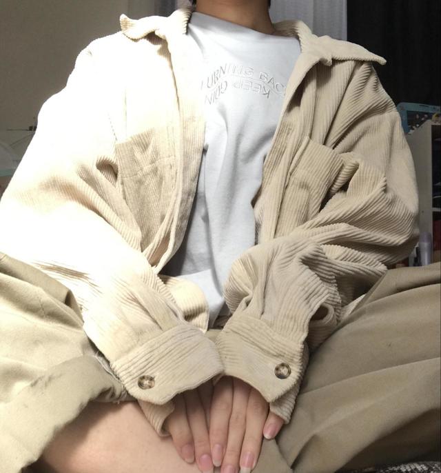 【GUのエンブロイダリーT】ラフな上着と合わせメンズライクな服装に