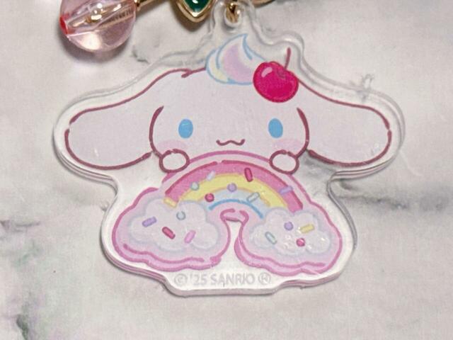 頭にホイップクリームとさくらんぼを乗せたシナモロールのアクリルチャームは、スウィートでとびきり愛らしいデザイン♪