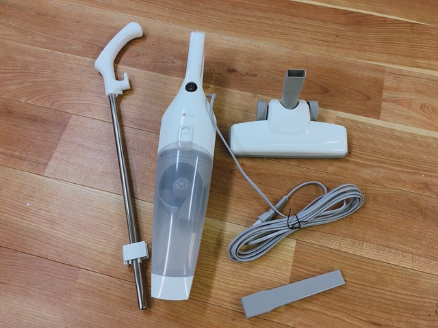 【ニトリ 2WAYスティッククリーナー レジェ2(ホワイト)】本体、持ち手、すき間ノズルなどのセットです