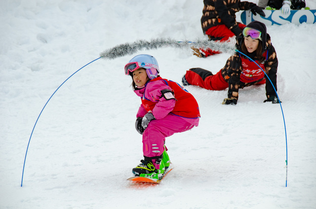 「ヒキダスKidsスノーボードアカデミー」(子供モデルのスノーウェア提供:ISBJÖRN)